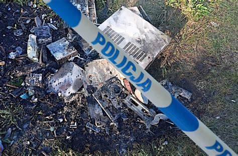 Zdjęcie przedstawiające spalone samochody lub dym unoszący się nad posesją