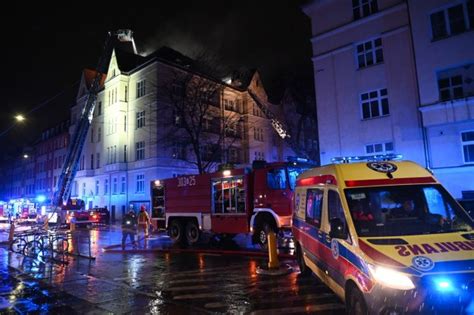 Zdjęcie służb ratunkowych na miejscu pożaru kamienicy w Łodzi