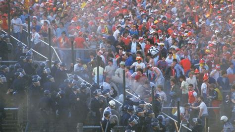 Zdjęcie upamiętniające ofiary tragedii na stadionie Heysel
