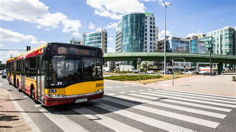 płonący autobus miejski na ulicach Rzymu