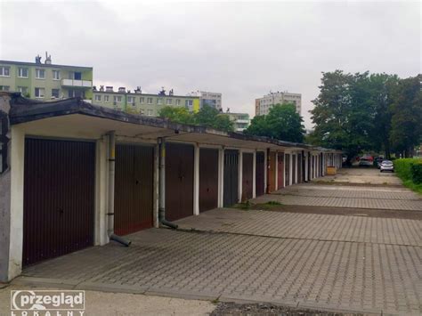Widok na płonący kompleks garaży z perspektywy strażaków