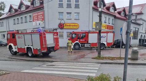 Zdjęcie przedstawiające akcję gaśniczą straży pożarnej przy klubie na ulicy Foksal