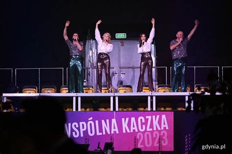 Zdjęcie przedstawiające trzech komików na scenie podczas występu stand-upowego