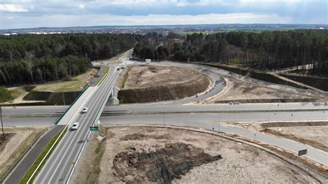 Fotografia gęstego zadymienia unoszącego się nad Wilanowem i drogą ekspresową S2