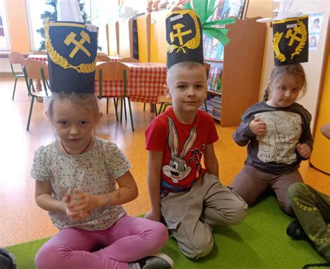 zdjęcie czapek rogatywek z różnymi galonami i okuciami