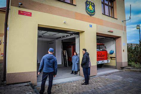 Współczesna remiza OSP Strzelce Wielkie z wozem strażackim