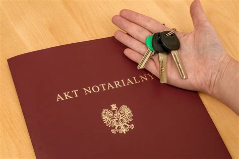 Ilustracja przedstawiająca akt notarialny i klucze do nieruchomości
