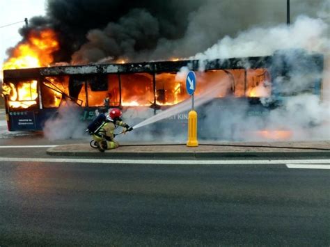Zdjęcie płonącego autobusu MAZ na ulicy Wojska Polskiego w Kielcach w grudniu 2023