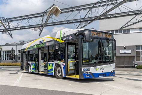 Zdjęcie autobusu Solaris Urbino z aktywowanym systemem gaśniczym, bez widocznego ognia