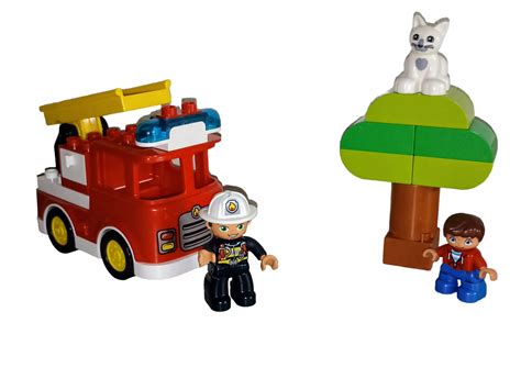 Zestaw LEGO Duplo Wóz Strażacki 10969 z figurkami strażaka i kota