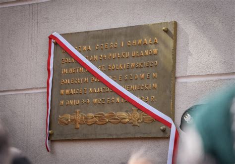 Zdjęcie z uroczystości 120-lecia OSP Wielopole Skrzyńskie, odsłonięcie tablicy pamiątkowej
