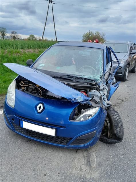 Zdjęcie przedstawiające garaż z widocznymi śladami pożaru i uszkodzony pojazd