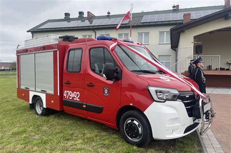 Nowy wóz ratowniczo-gaśniczy marki Renault Midlum podczas uroczystego przekazania