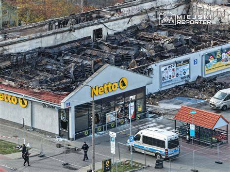 Zgliszcza samochodu po pożarze na ulicy Rodzinnej w Kłodzku