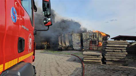 Spalona stodoła i wraki samochodów po pożarze w Starym Wielisławiu