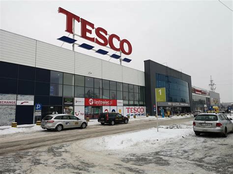 Zdjęcie pustych półek i wnętrza zamkniętego sklepu Tesco przy Kapelance