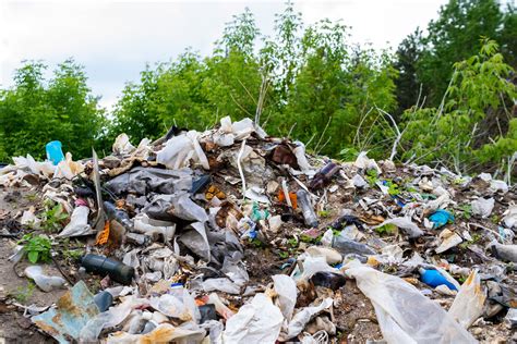 Infografika przedstawiająca problem uchodzących gazów ze starego wysypiska śmieci