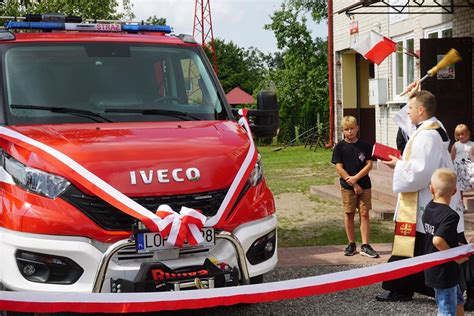 zdjęcie z uroczystości przekazania lekkiego samochodu ratowniczo-gaśniczego dla OSP w Dębem Wielkim