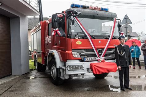 zdjęcie nowego samochodu ratowniczo-gaśniczego OSP Barwałd Górny