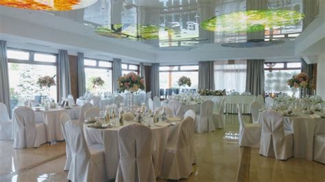 Nowoczesna sala weselna z okrągłymi stołami i eleganckimi krzesłami