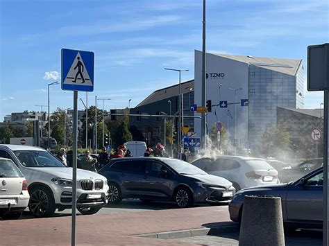 Spalony samochód BMW na parkingu przed centrum handlowym Atrium Copernicus w Toruniu