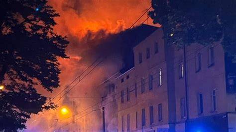 Alicja Świder z córką i psem, po ucieczce z płonącej kamienicy