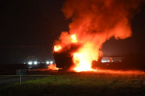 Płonąca ciężarówka-cysterna na autostradzie nocą