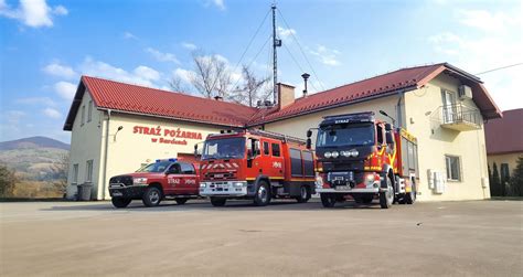 Drużyny OSP w defiladzie podczas zawodów powiatowych w Tykocinie