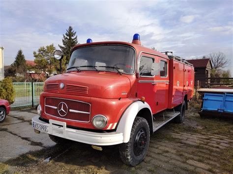 historyczny samochód strażacki Mercedes z 1971 roku
