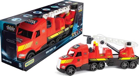 Zabawkowy wóz strażacki Wader Magic Truck Action z wysuniętą drabiną i efektami świetlnymi