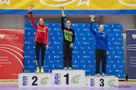 Podium zwycięzców zawodów MDP z pucharem