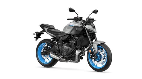 Zdjęcie przedstawiające Toyotę Yaris oraz motocykle Yamaha MT07, Yamaha YS 125 i BMW G310R używane w Szkole Strażak