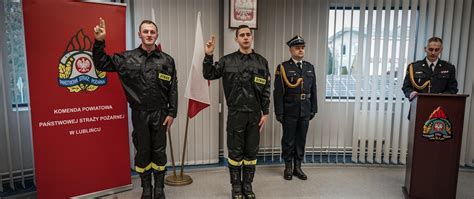 Zdjęcie przedstawiające strażaków OSP w umundurowaniu galowym