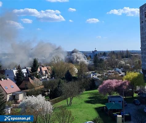 Zdjęcie przedstawiające gęsty dym nad płonącą fabryką lub akcję gaśniczą.