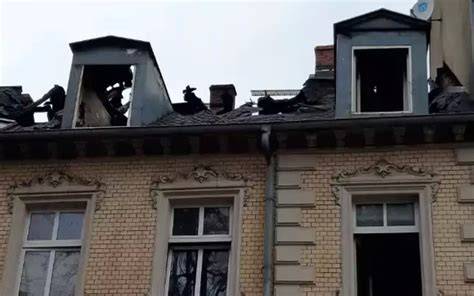 Zdjęcie przedstawiające zniszczony dach po pożarze