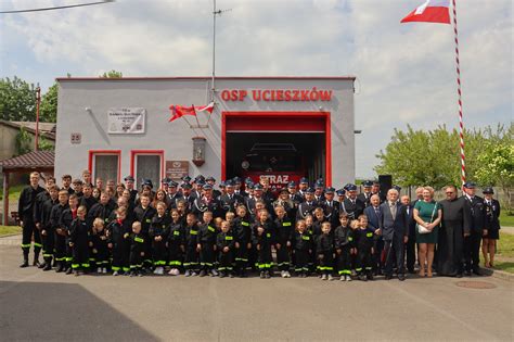 Zdjecie historyczne przedstawiające strażaków OSP Grudynia Wielka z dawnym sprzętem lub sztandarem