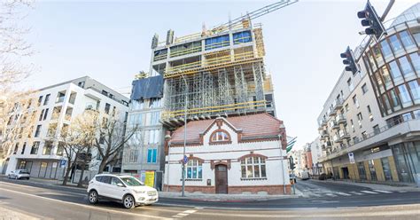 Zasłona dymu i widoczne płomienie nad zabytkowym budynkiem w nocy
