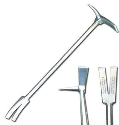 Zdjęcie K-Tool Pro Bar firmy Fire Hooks Unlimited obok klasycznego Halligan Tool