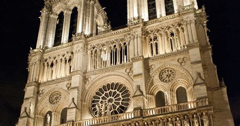 Widok na fasadę Katedry Notre Dame przed pożarem