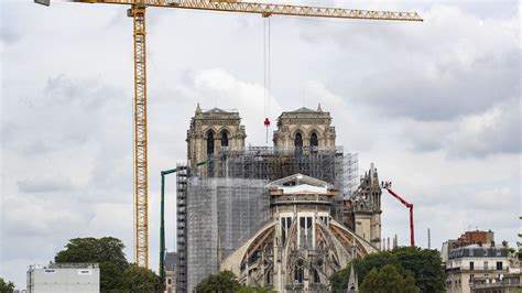 Rusztowania wokół Notre Dame podczas odbudowy
