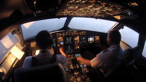 Pilot i stewardesy przeprowadzający ćwiczenia przeciwpożarowe w kabinie samolotu