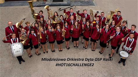 Młodzieżowa Orkiestra Dęta OSP Kaski podczas występu na plenerowej scenie