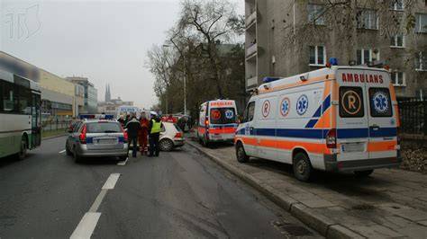 Zdjęcie z miejsca wypadku drogowego z udziałem służb ratunkowych