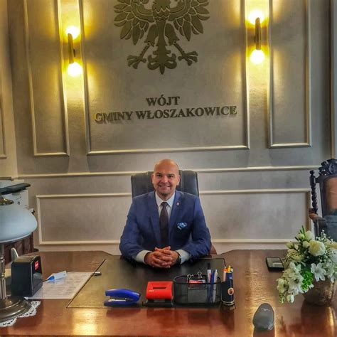 Wójt gminy pomagający w ewakuacji