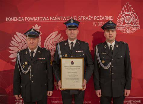 Uroczystość włączenia OSP Babice do KSRG - strażacy, poczty sztandarowe, lokalne władze