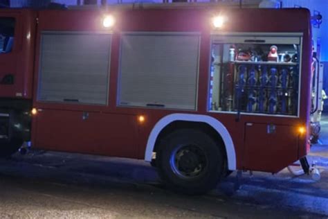 Zdjęcie przedstawiające akcję gaśniczą przy pożarze budynku mieszkalnego lub strażaków w akcji