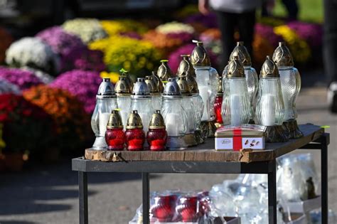 Fotografia kwiatów i zniczy upamiętniających ofiarę w Sztokholmie