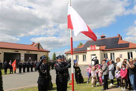 Zdjęcie przedstawiające apel z okazji 100-lecia OSP Jasień z udziałem oficjeli