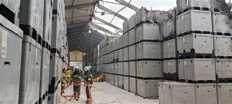 Pożar w zakładzie produkcyjnym, płonąca hala, widok z zewnątrz, dym