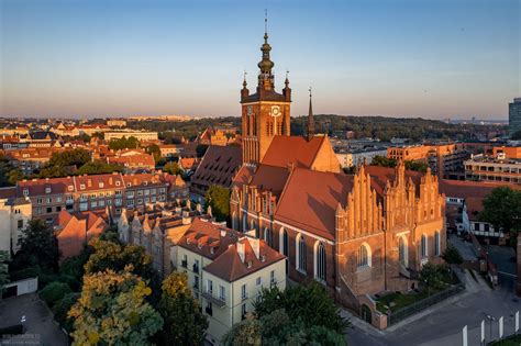 Kościół św. Katarzyny w Gdańsku po odbudowie, prezentujący odtworzone detale architektoniczne